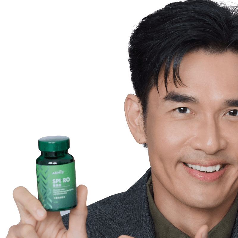 Yang Yi-zhan memegang SPIRO Tablet Dua Alga